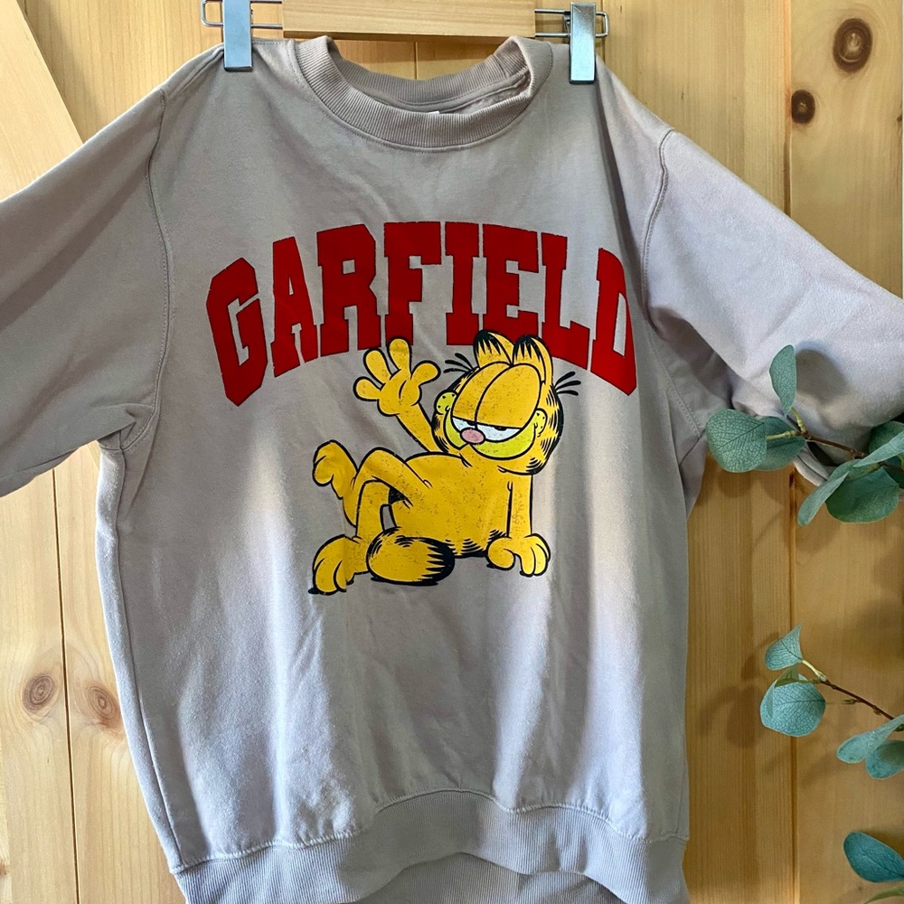 Super cute Garfield sweater size xs